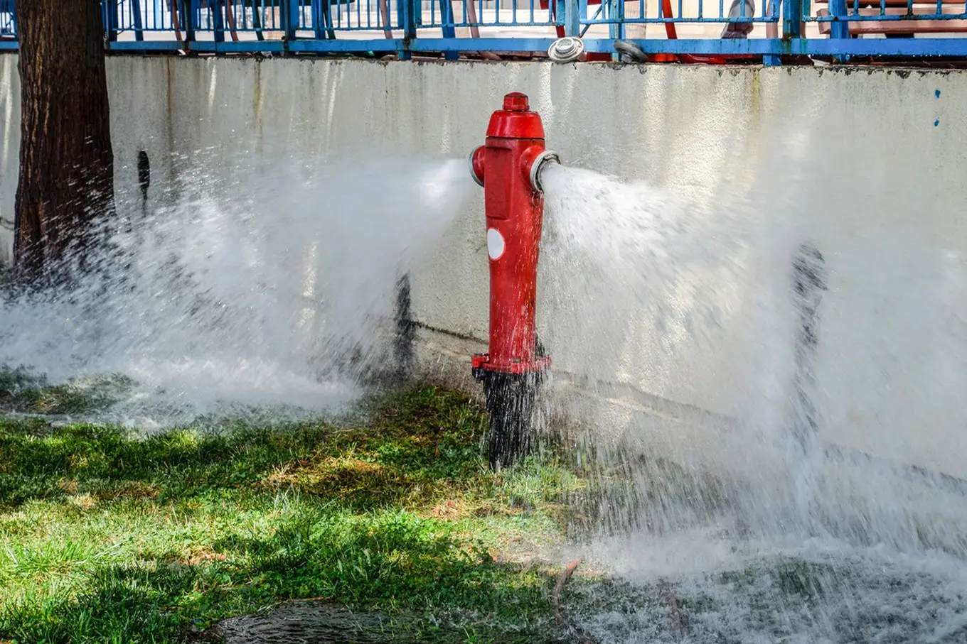 strumień wody z hydrantu